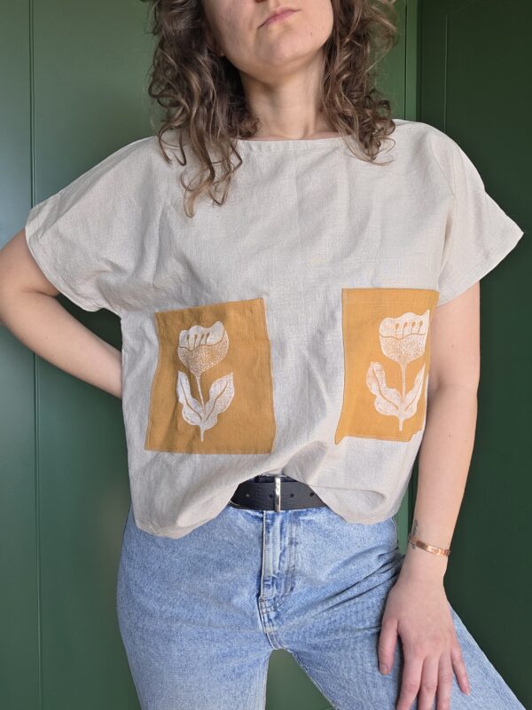Lniany T-shirt z kieszeniami w kwiaty