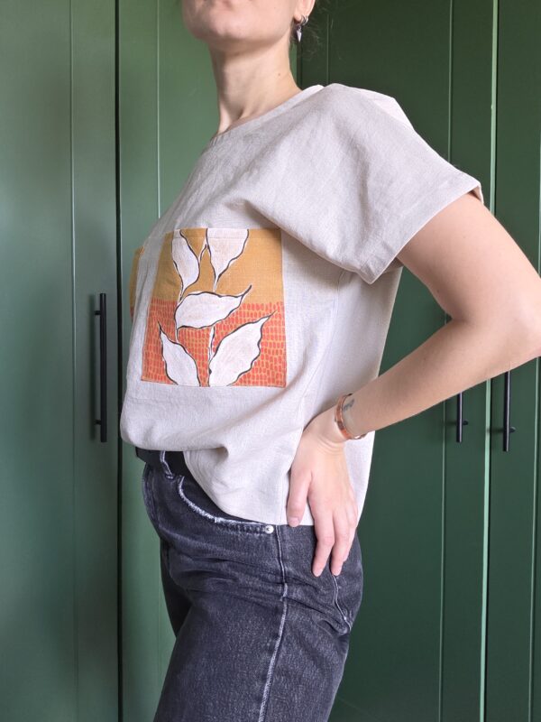 Lniany T-shirt z kieszeniami we wzory - obrazek 3