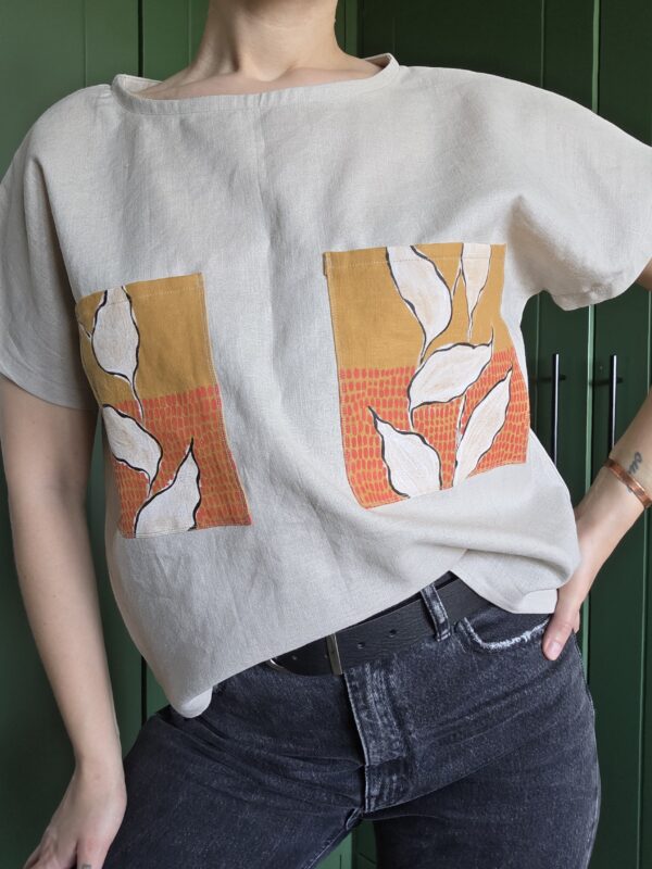 Lniany T-shirt z kieszeniami we wzory - obrazek 2