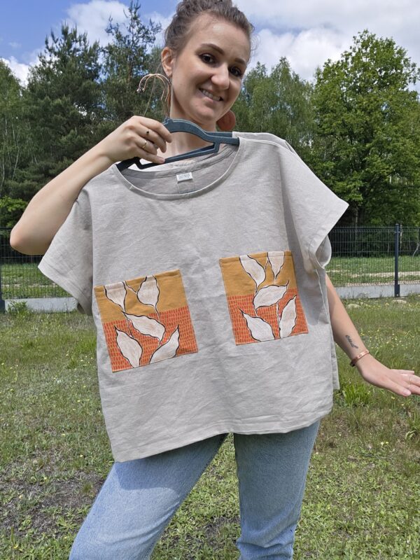Lniany T-shirt z kieszeniami we wzory