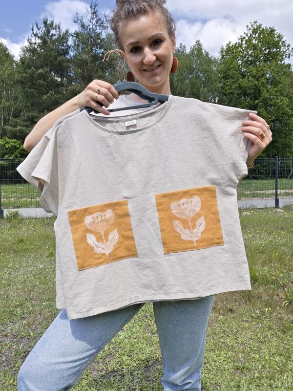 Lniany T-shirt z kieszeniami w kwiaty - obrazek 6