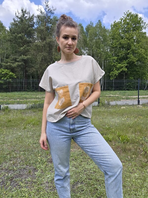 Lniany T-shirt z kieszeniami w kwiaty - obrazek 5