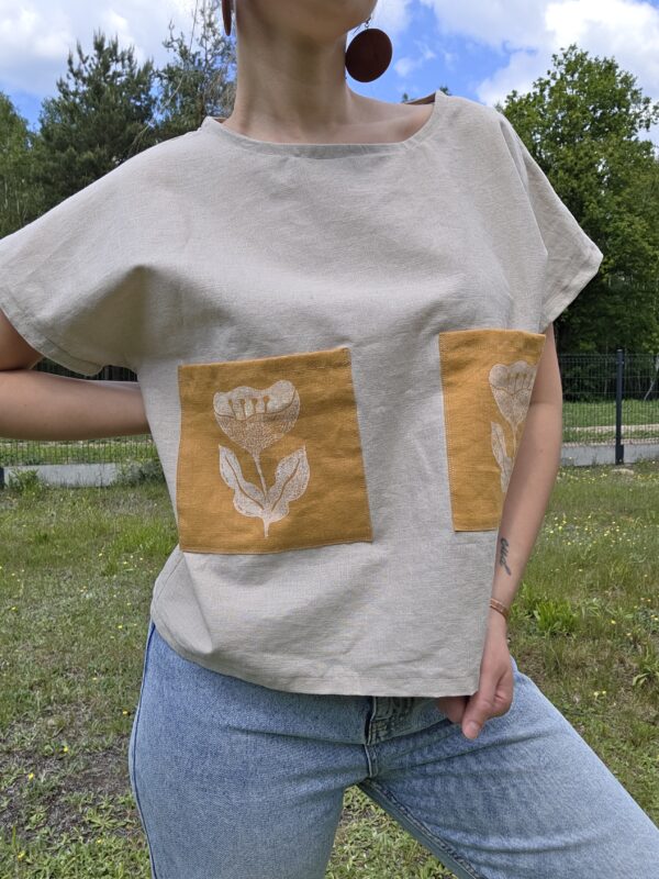 Lniany T-shirt z kieszeniami w kwiaty - obrazek 4