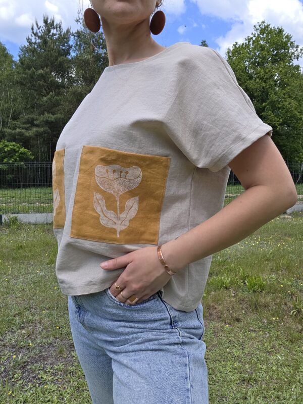 Lniany T-shirt z kieszeniami w kwiaty - obrazek 2