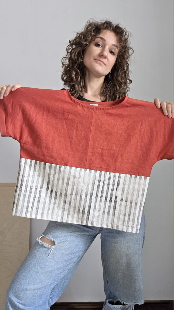 Lniany T-shirt rudo beżowy w paski