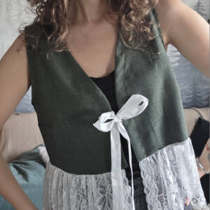 Bawełniana kamizelka z falbanką z koronki