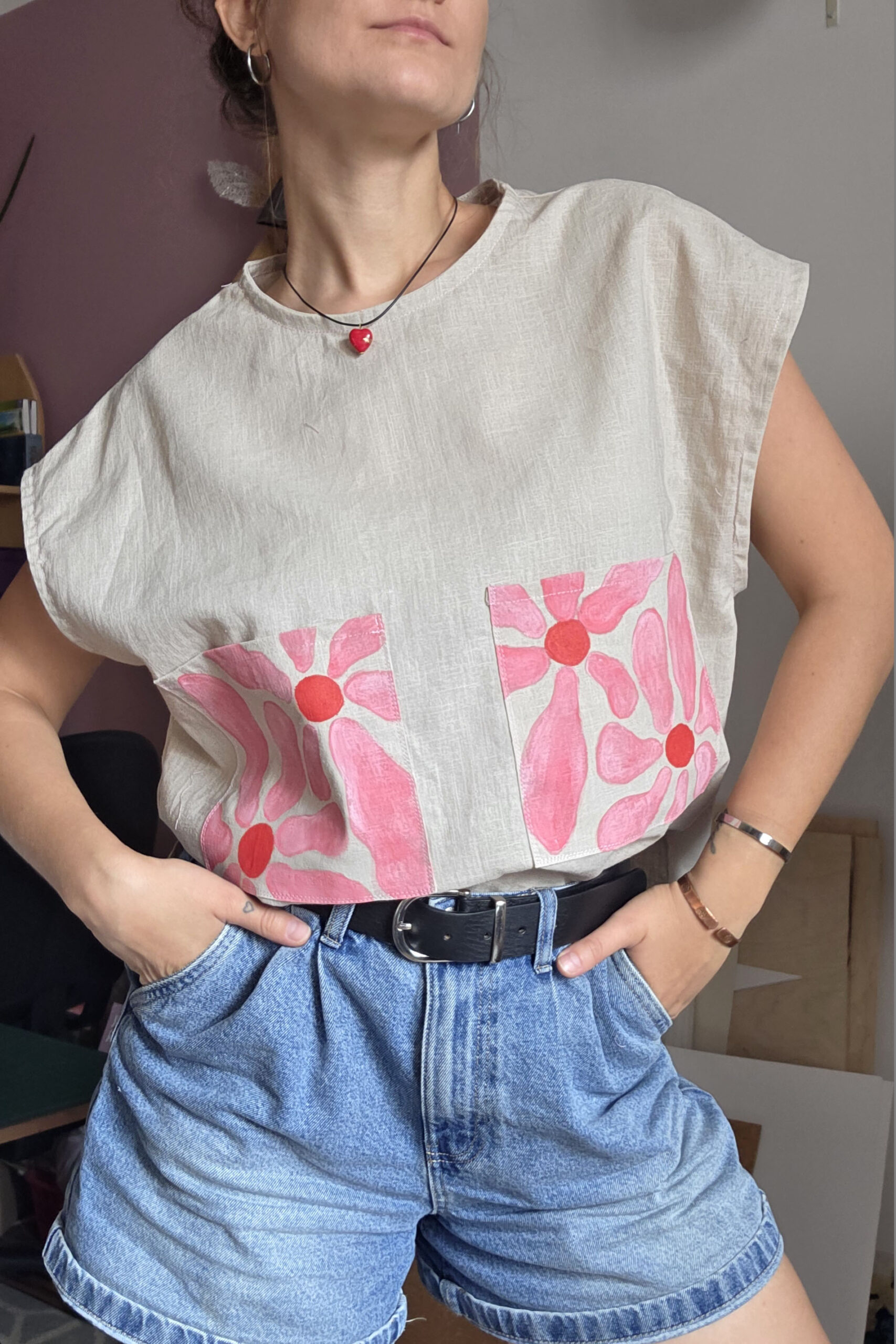 Lniana koszulka z kieszeniami - różowe kwiaty - obrazek 2