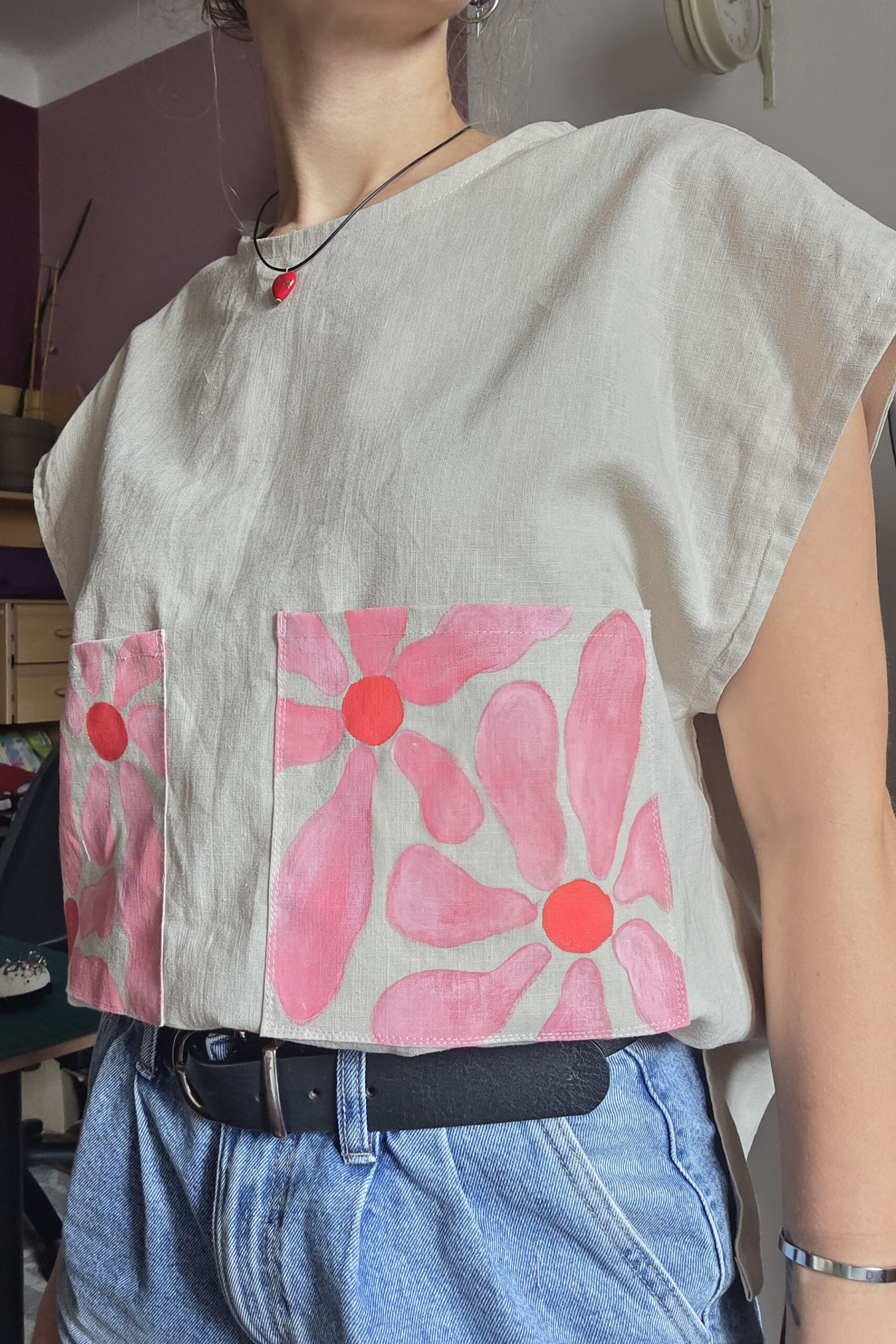 Lniana koszulka z kieszeniami - różowe kwiaty - obrazek 4