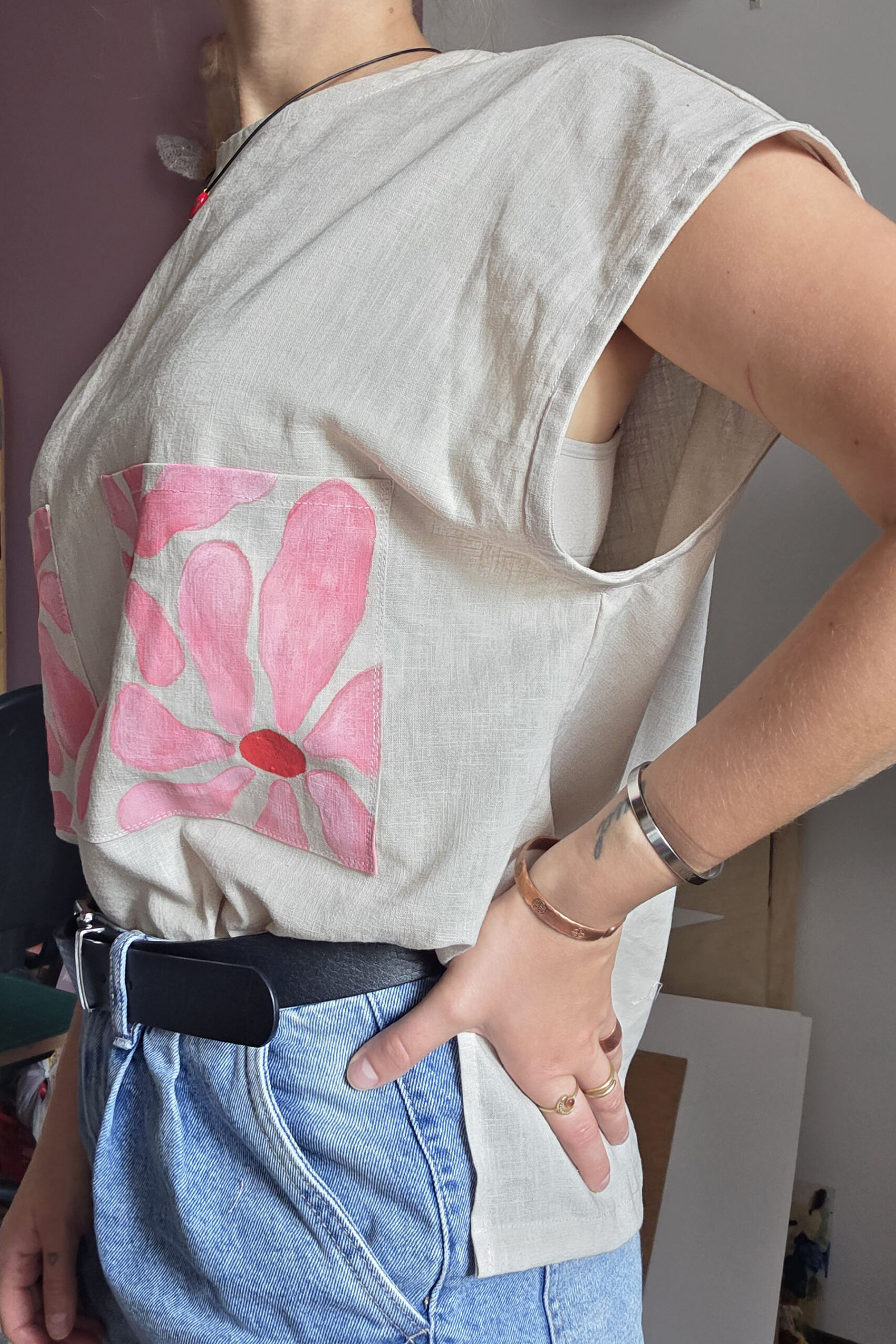 Lniana koszulka z kieszeniami - różowe kwiaty - obrazek 5