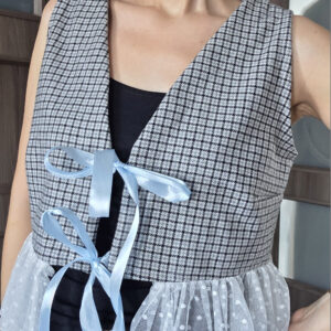 Wełniana kamizelka z falbanką z koronki